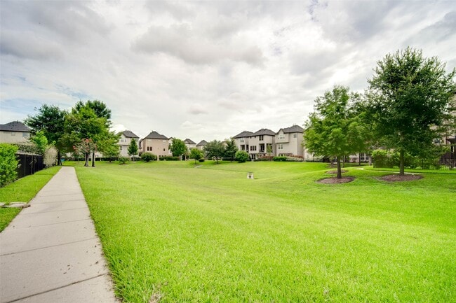 Building Photo - 2710 Shadybrook Meadow Dr