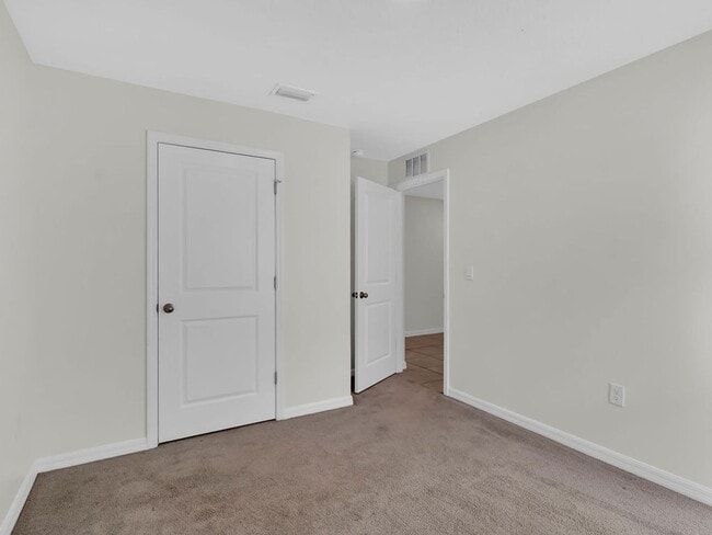 Building Photo - Beautiful 4 bedroom 2 bathroom Single Family House! Like new!