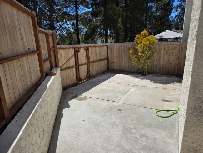 Building Photo - 652 Shady Ln