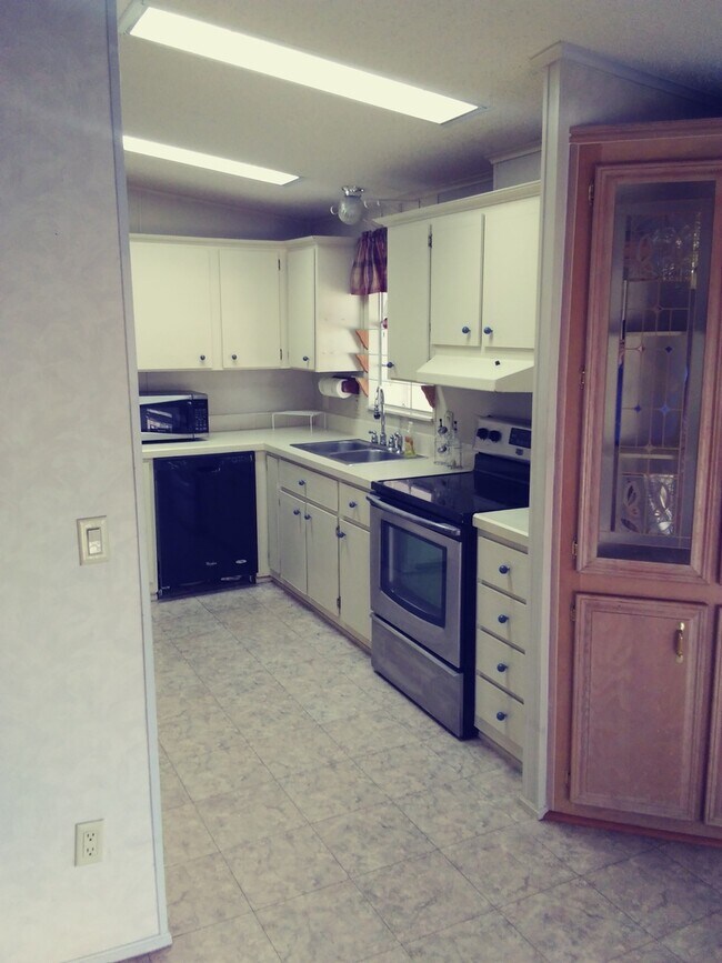 Building Photo - St. Cloud, 2 Bed, 2 Bath, 2 Bonus rooms, close to stores