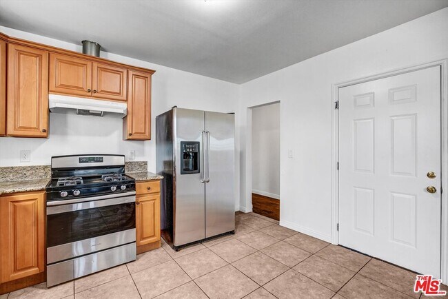 Building Photo - 5319 1/2 Normandie Ave
