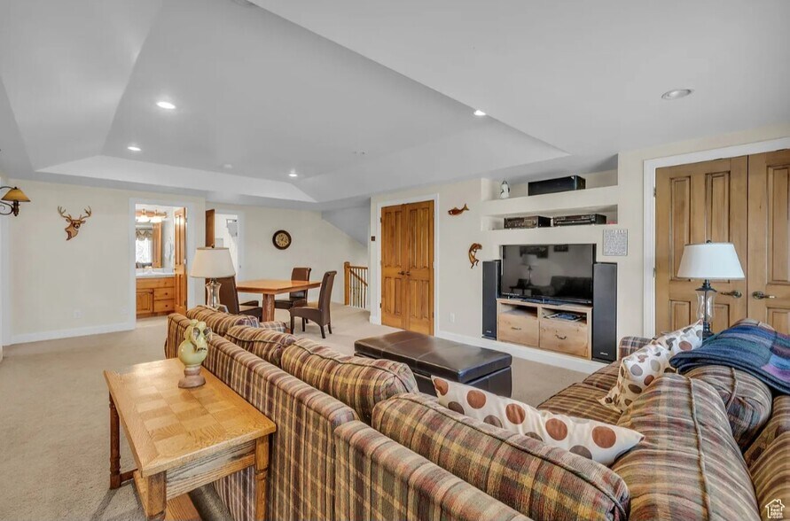 Building Photo - 77 W Village Ct