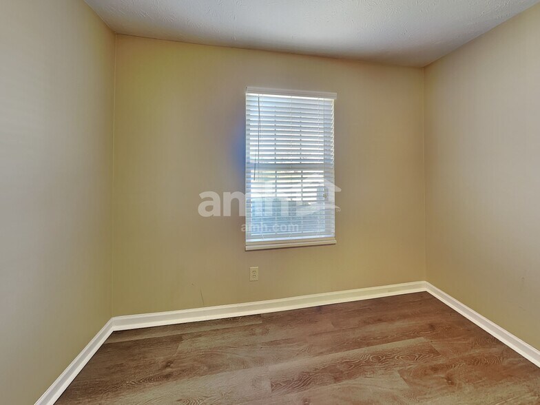 Building Photo - 1903 E Maple Park Dr