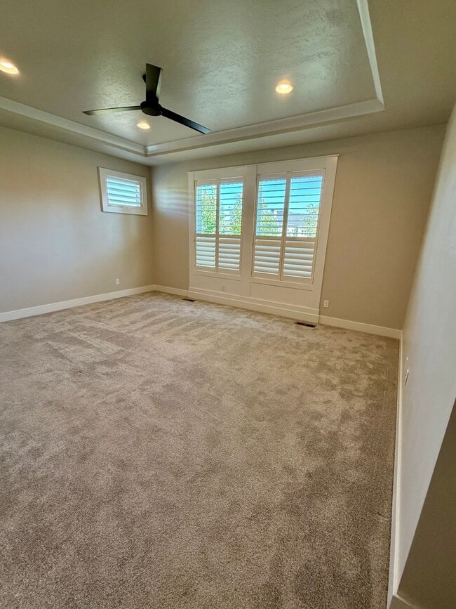 Building Photo - Welcome to this stunning 5-bedroom, 3.5-ba...
