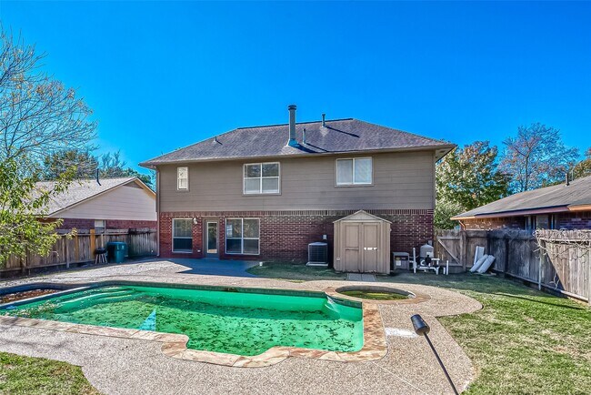 Building Photo - 2323 Pine Cone Dr