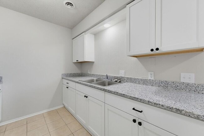 Building Photo - 1247 W Sunset Dr