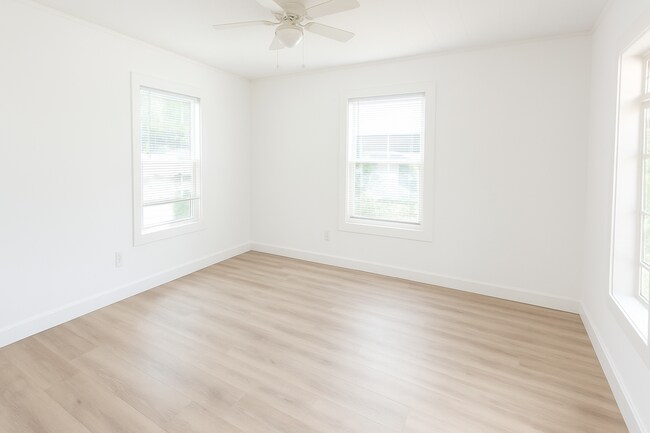 Building Photo - 610 E Ave E