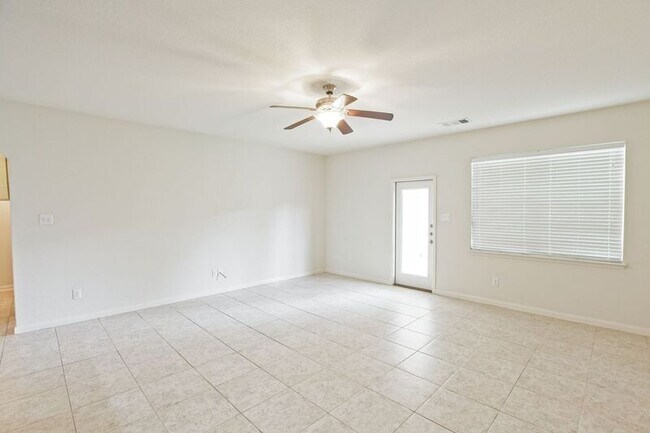 Building Photo - 1829 Persimmon Dr
