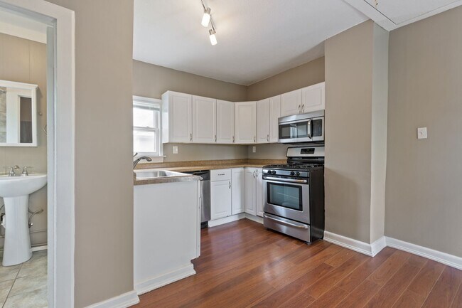 Building Photo - 3BR/1Bath + Office Area Available Sept 12t...