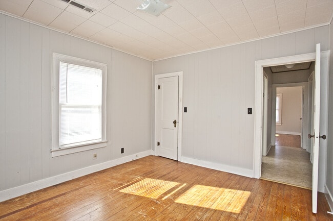 Building Photo - ***403 SW E Street***