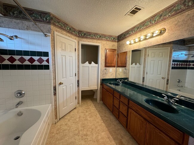 Building Photo - 4201 Lost Oak Dr