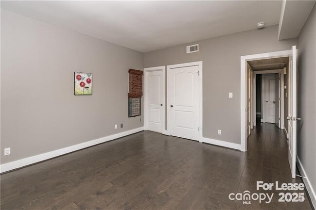 Building Photo - 224 N Poplar St