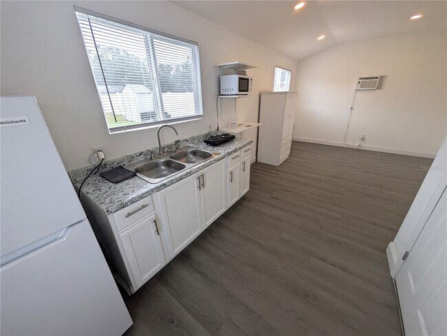 Building Photo - 1002 Kirkland Dr