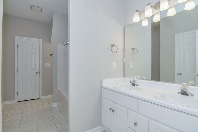 Building Photo - 3 Bedroom Townhouse in Evans