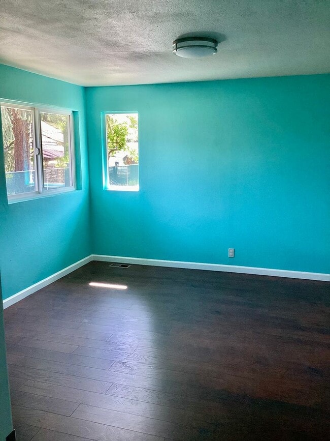 Building Photo - Renovated 4 bed 2 bath with large yard and...