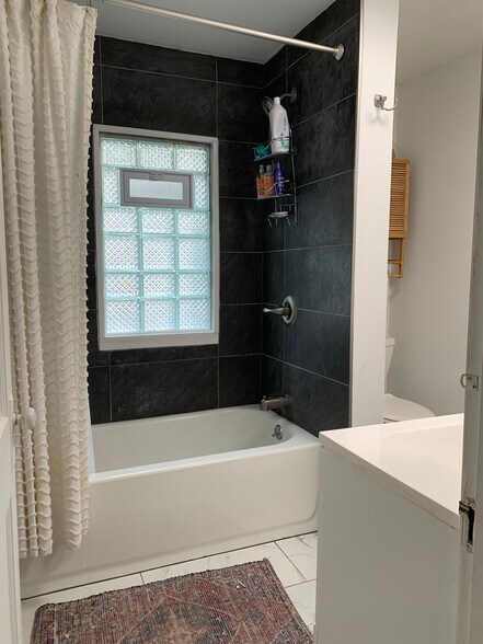 Building Photo - 627 Hawthorn Ave