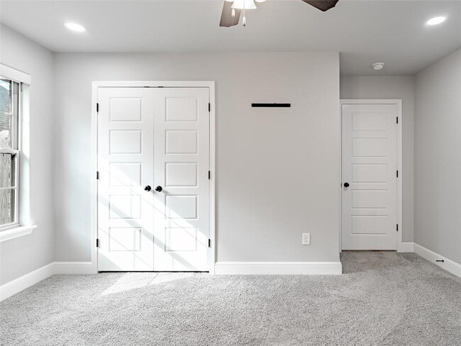 Building Photo - 910 Redfree Dr