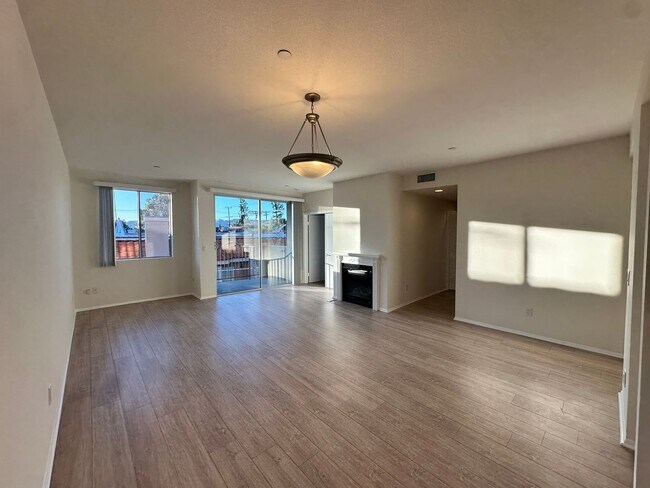 Building Photo - Immediate Move In: Spacious 3bed2bath condo Adjacent to Warner Center/Woodland Hills! Minutes to ...