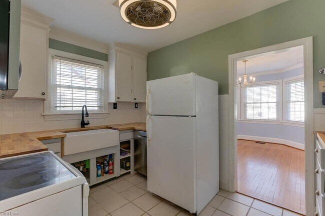 Building Photo - 407 Russell St