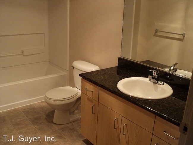 Building Photo - 318 SW 15th Ave