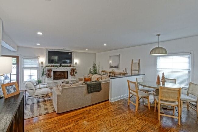 Building Photo - CHARMING & SPACIOUS, 5BR3.5BA HOME W/ PRIVATE YARD, BALCONY & SPRAWLING LIVING SPACE NEXT TO SAND...