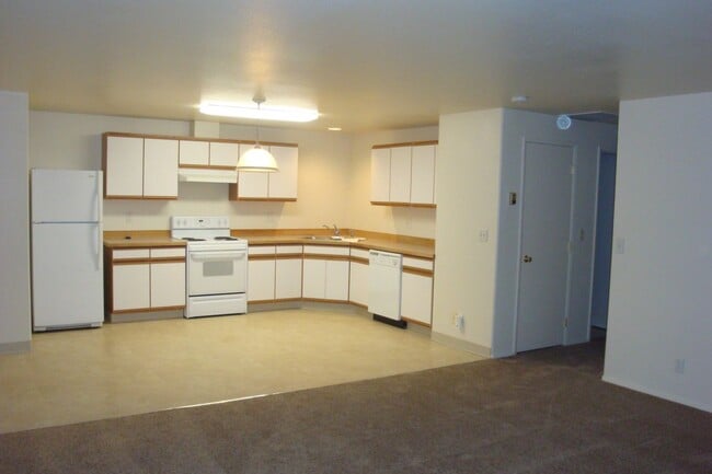 Building Photo - 2 Bed Duplex with Fenced Yard, Covered Patio & Water Included