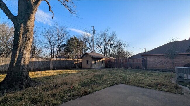 Building Photo - Charming 3-Bed, 2-Bath Oasis on West 6th Street - Spacious 2,685 Sq Ft Home in McGregor, TX!