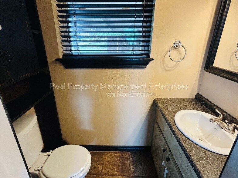 Building Photo - 701 NW 2nd St