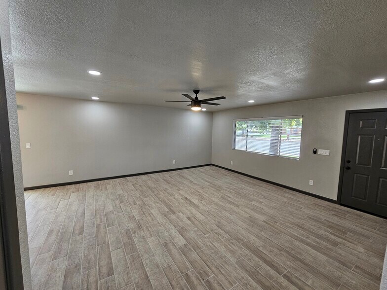 Building Photo - 860 E Brown Rd