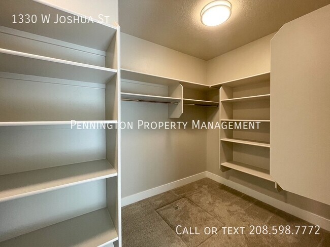 Building Photo - 1330 W Joshua St