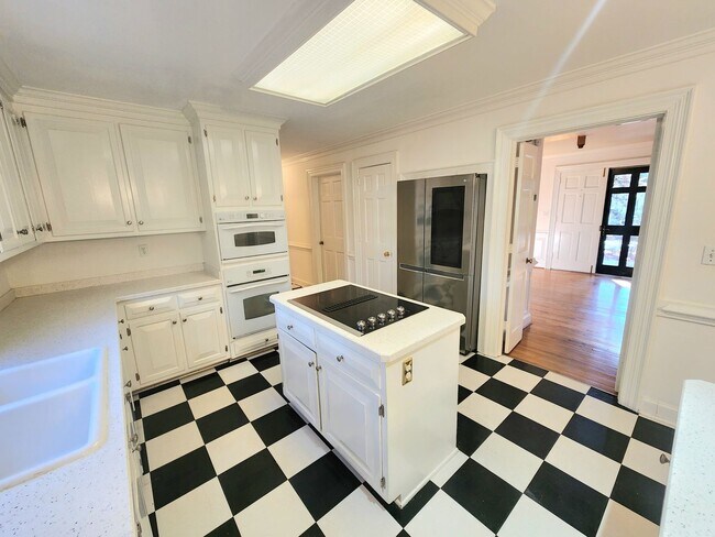 Building Photo - Sprawling Home in Bay Colony