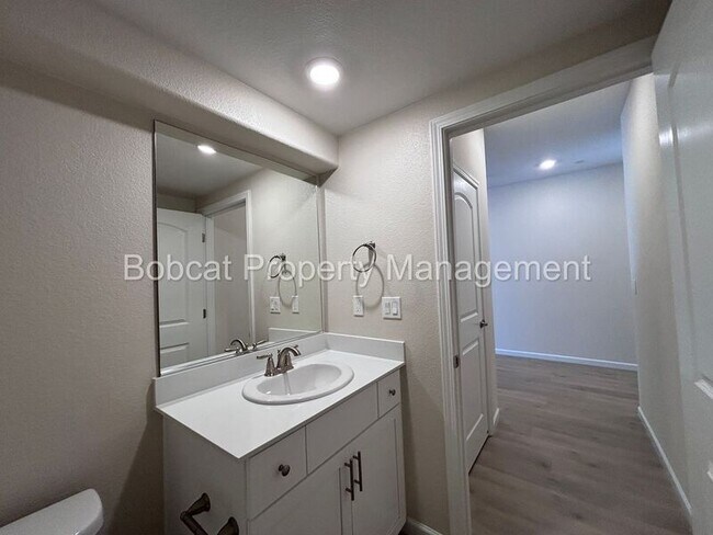 Building Photo - 852 Furlong Dr