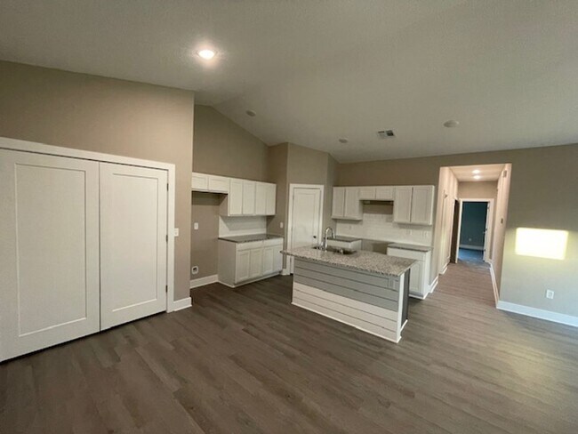 Building Photo - 9208/10 E Wassall