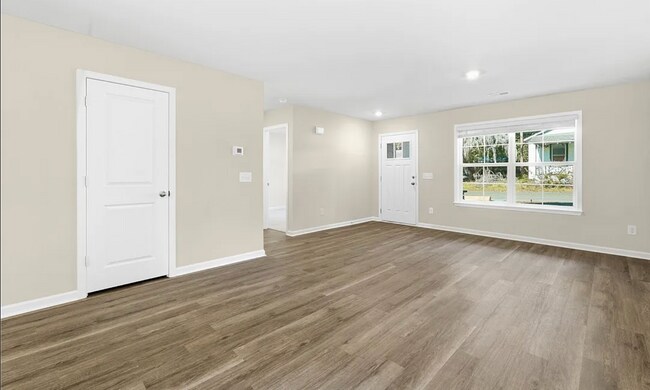 Building Photo - Modern Living in Greenville's Historic West End