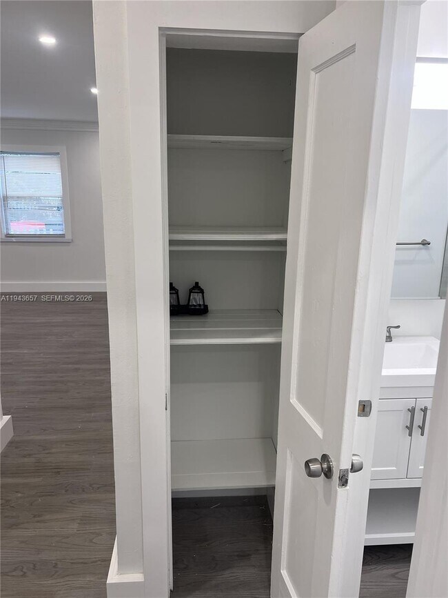 Building Photo - 1432 N Andrews Ave