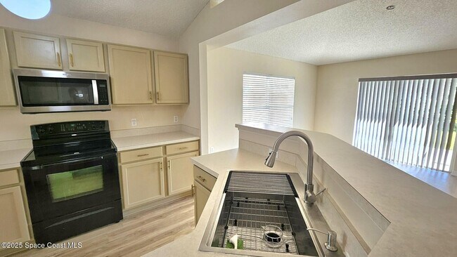 Building Photo - 869 Macon Dr