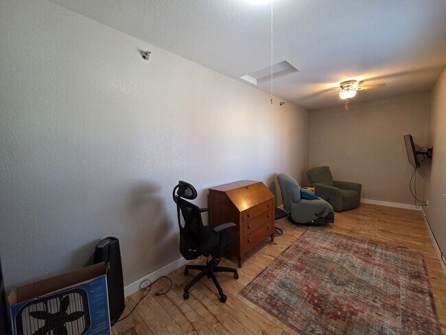 Building Photo - 221 E 5th St