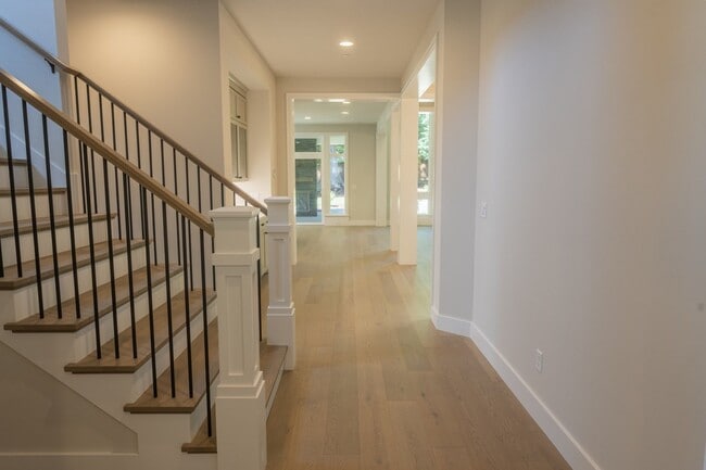 Building Photo - 5Bd/4.25Ba Kirkland House