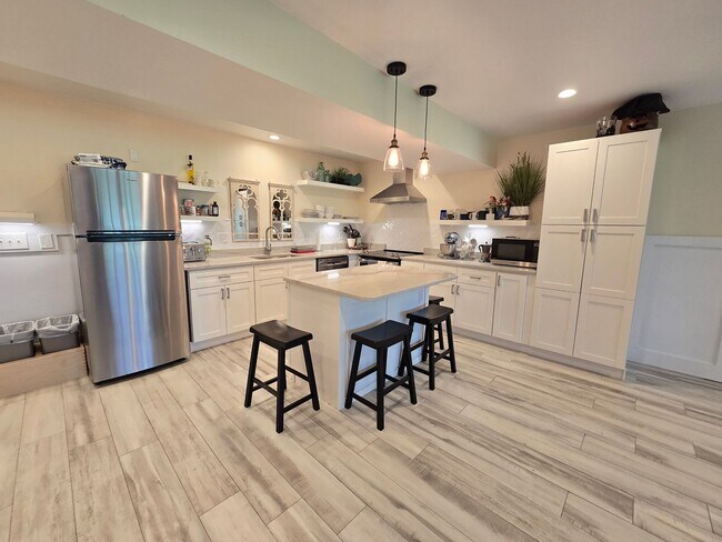 Building Photo - Stunning 2 Bed / 2.5 Bath Townhouse with G...