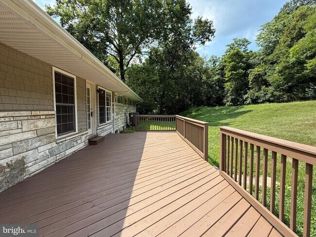 Building Photo - 7697 Hedgesville Rd
