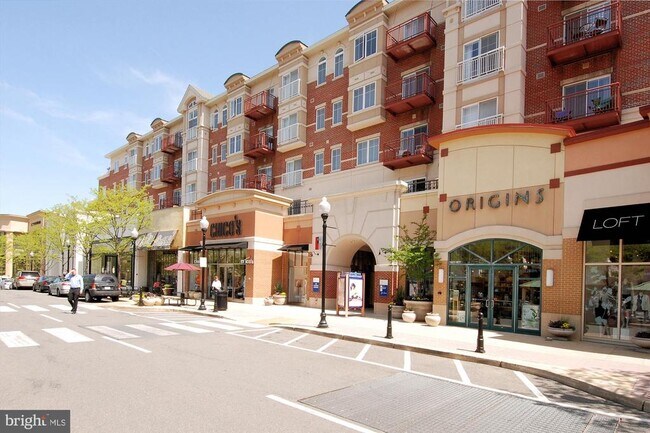Building Photo - 1600 N Oak St