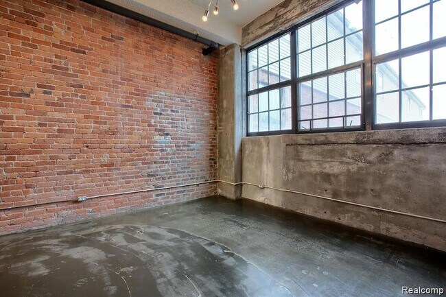 Building Photo - 6533 E Jefferson Ave