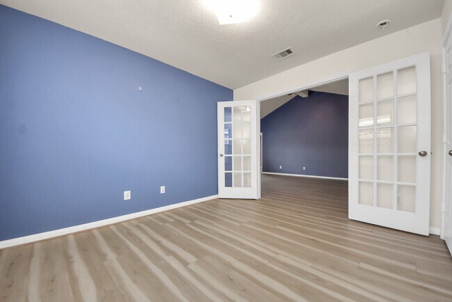 Building Photo - 2207 Golden Topaz Dr