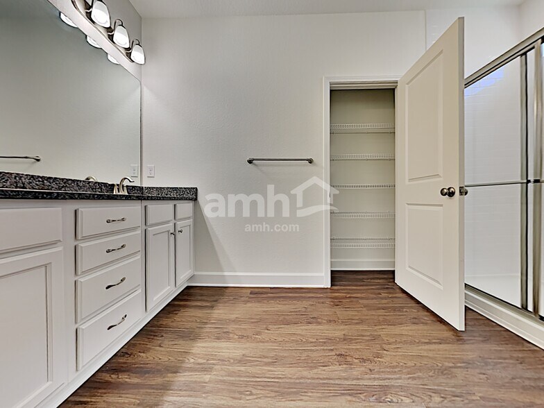 Building Photo - 387 Sandstone Dr