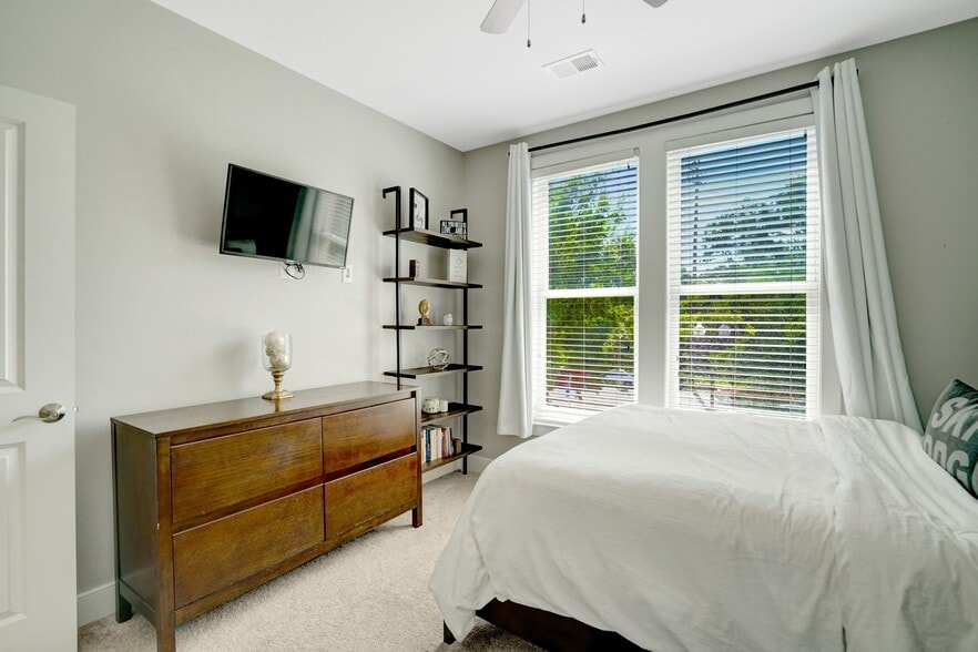 Guest Room #2 - 2209 Richmond Hwy