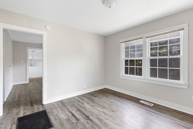 Building Photo - Spacious beautiful 4-bedroom 1 bath home