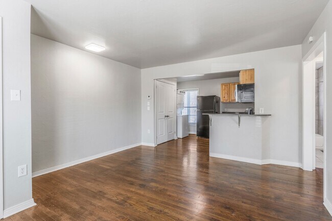 Building Photo - Live/work One Bedroom with Study in Plaza ...