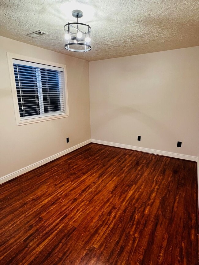 Building Photo - Beautiful townhouse, walk to the Ogden wat...