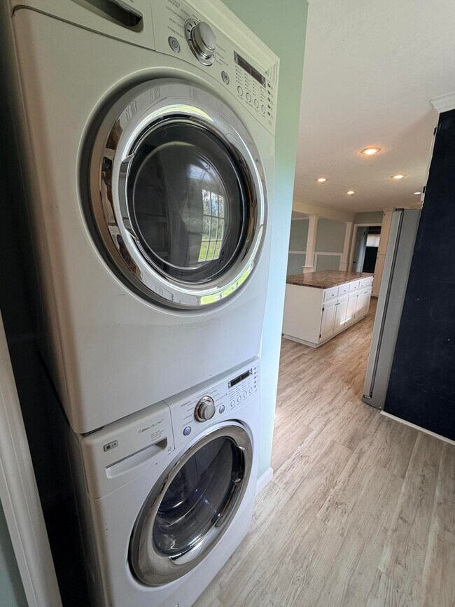 Building Photo - 416 Martha Ln