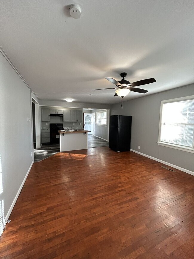 Building Photo - PRE-LEASING- AVAILABLE JULY 10TH - 3 Bedroom/2 Bathroom House
